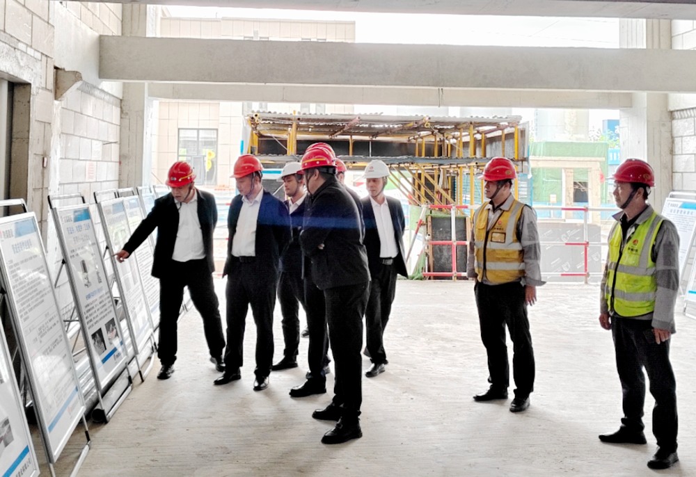 陜煤集團(tuán)基本建設(shè)部高級(jí)主任師楊景輝一行深入陜煤建設(shè)銅煤公司承建的檸條塔新建3#、4#員工公寓樓項(xiàng)目檢查指導(dǎo)工作