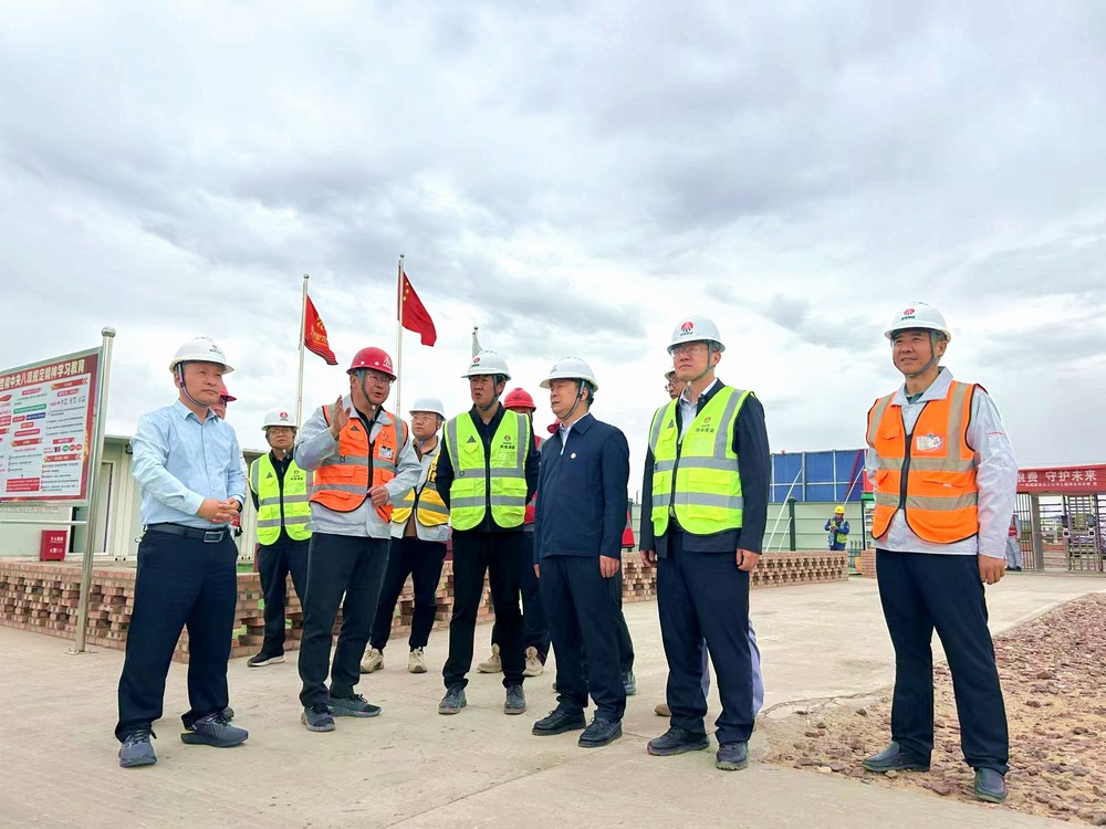 陜煤集團(tuán)工程總監(jiān)、基本建設(shè)管理部總經(jīng)理李仰東深入榆林化學(xué)二期項(xiàng)目檢查指導(dǎo)